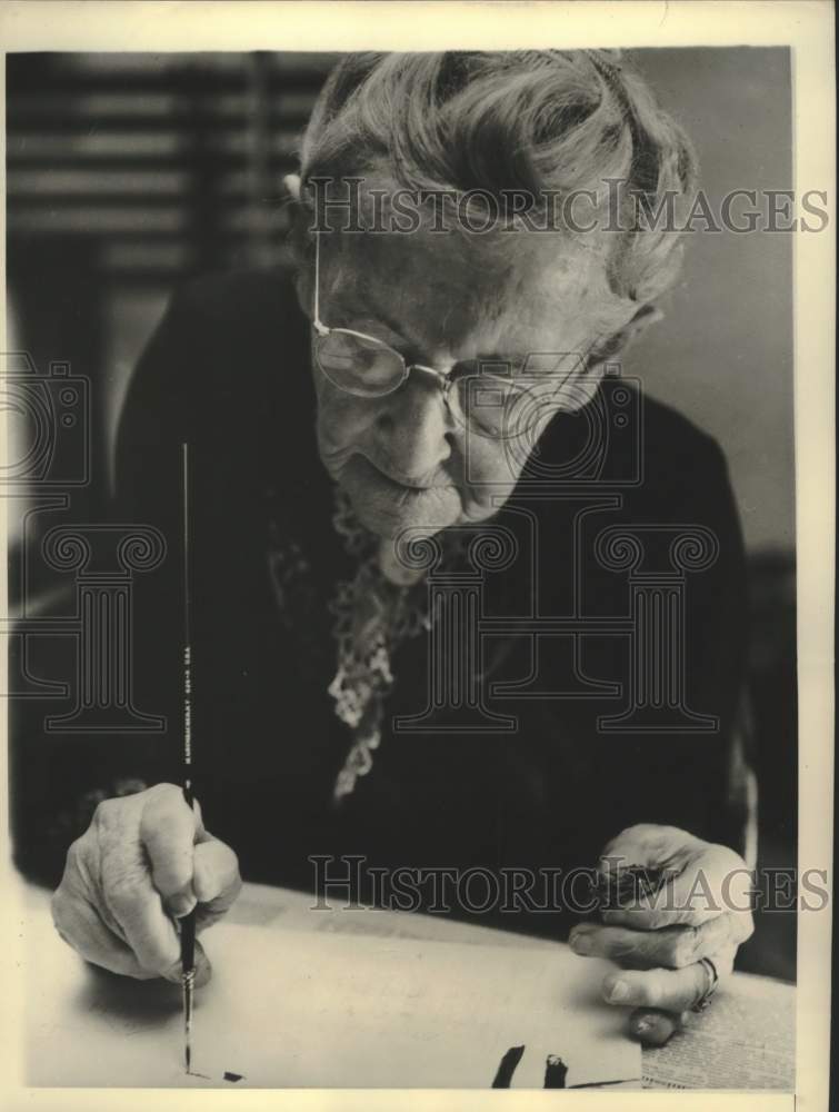 Load image into Gallery viewer, 1955 Press Photo Grandma Moses shown at work in her Eagle Bridge home.
