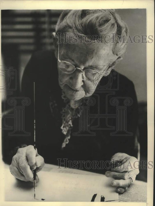 1955 Press Photo Grandma Moses shown at work in her Eagle Bridge home.