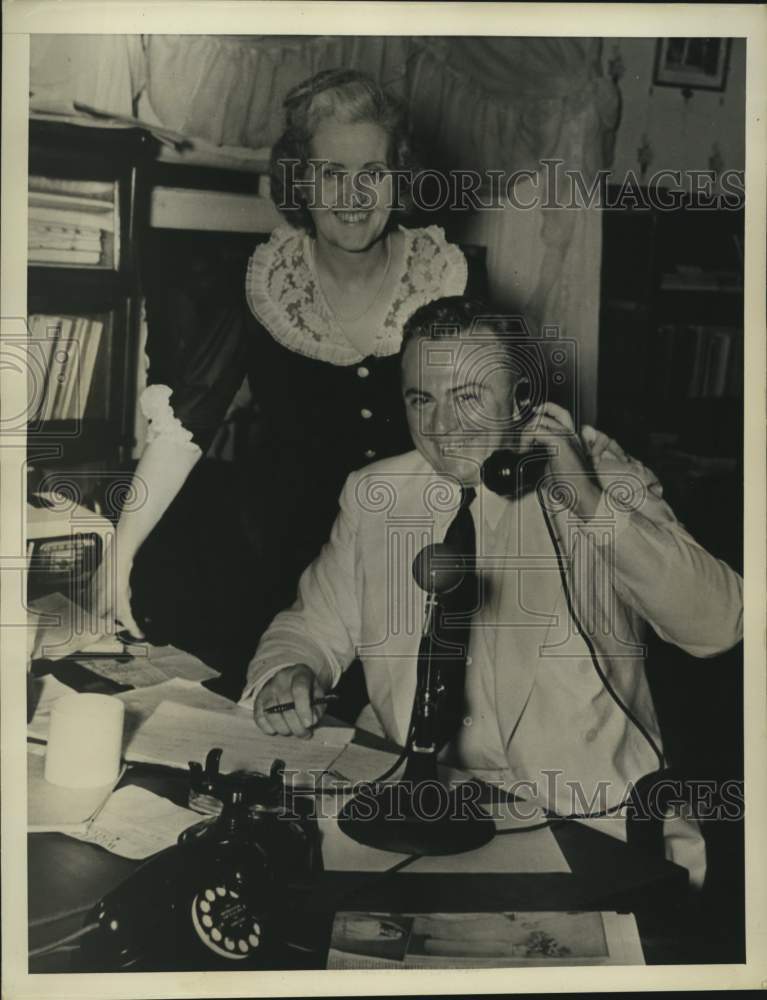 1941 Press Photo Texas Governor &amp; Mrs. W. Lee O&#39;Daniel Get Election Results- Historic Images