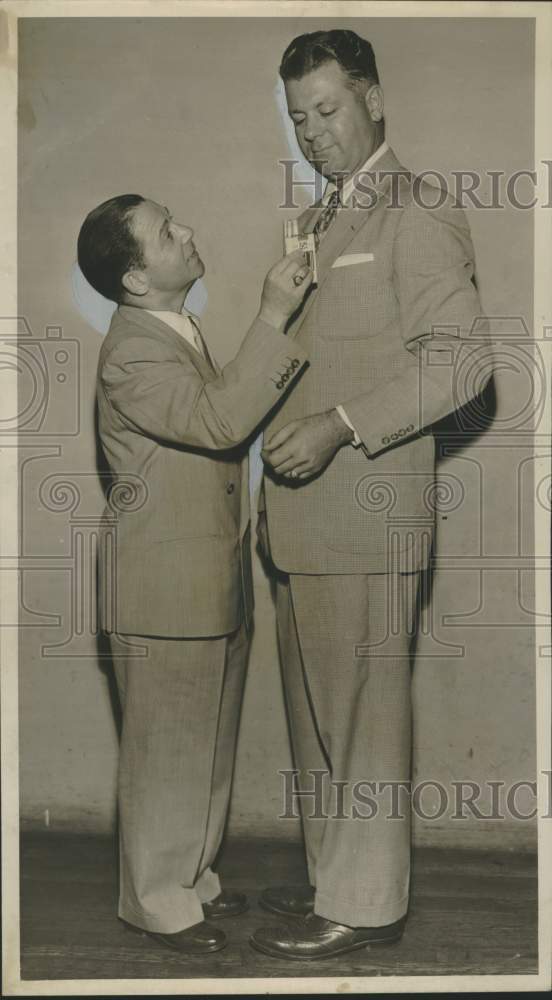 Load image into Gallery viewer, 1953 Press Photo George Harris of Dunhill Cigarettes, A.R. Newman, Philip Morris
