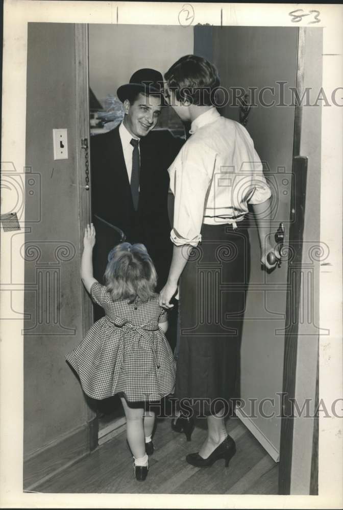 Load image into Gallery viewer, 1955 Press Photo Engineer Robert Newlin's Family Says Quick Good-Bye - nox39612
