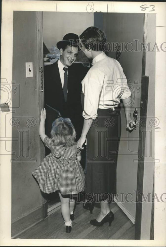 1955 Press Photo Engineer Robert Newlin's Family Says Quick Good-Bye - nox39612