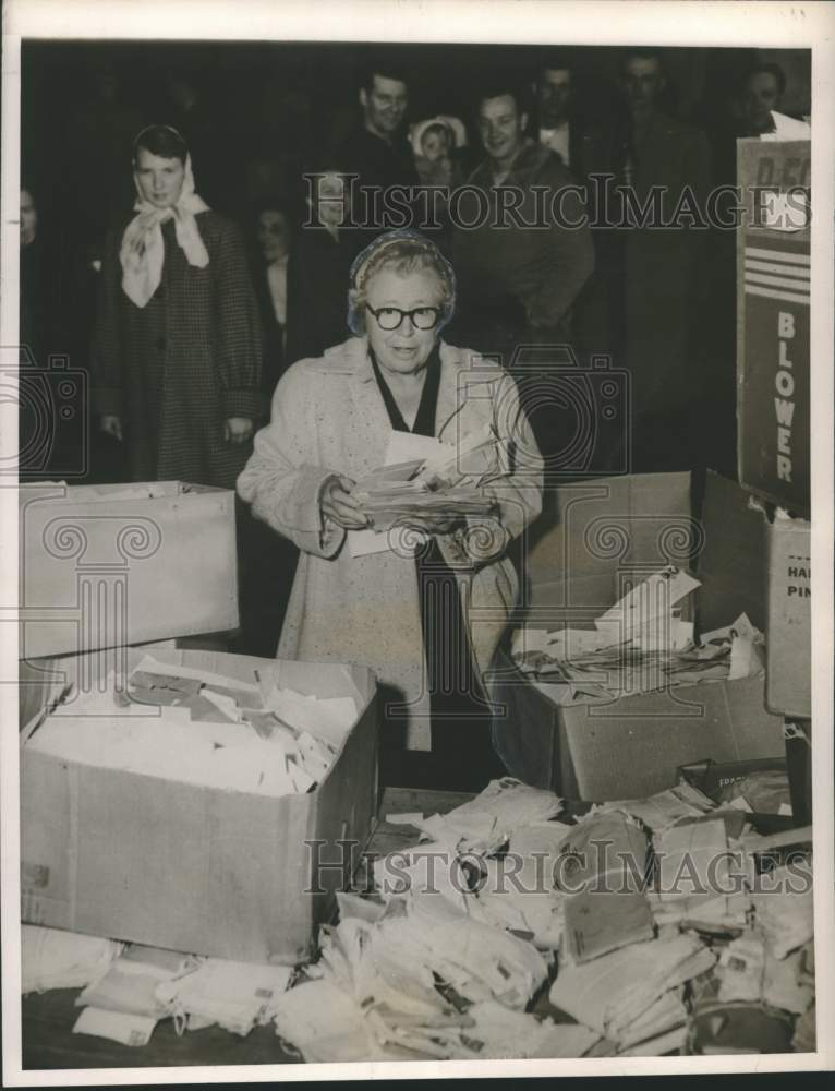 Load image into Gallery viewer, 1954 Press Photo Dr. Kate Newcomb, 15 tons of mail poured in. - nox39623
