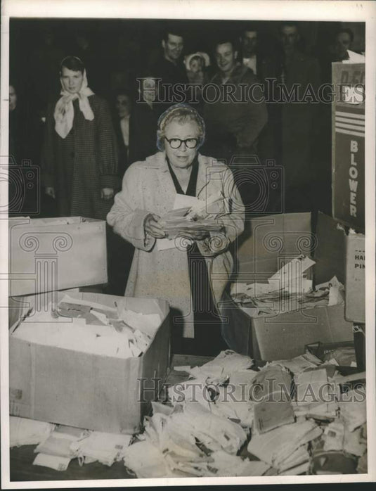 1954 Press Photo Dr. Kate Newcomb, 15 tons of mail poured in. - nox39623