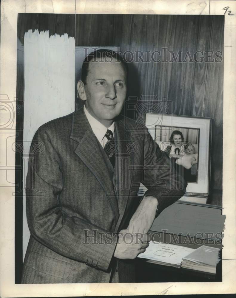 1952 Press Photo Chamber of Commerce president Isidore Newman in his home.