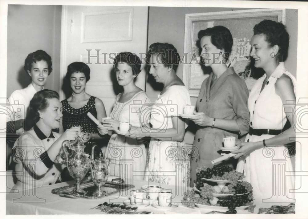 1952 Press Photo Beautiful event banquet table, Mrs. Max Pailet pouring coffee.