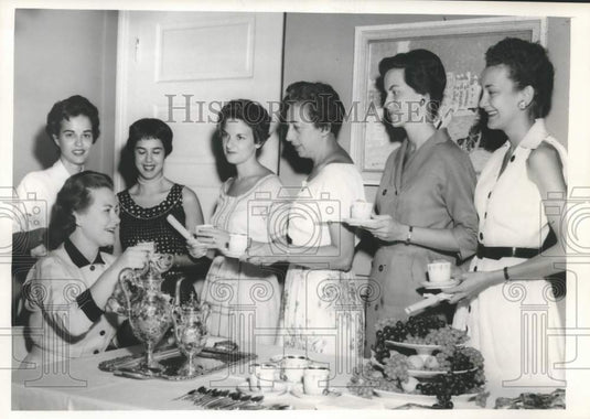 1952 Press Photo Beautiful event banquet table, Mrs. Max Pailet pouring coffee.