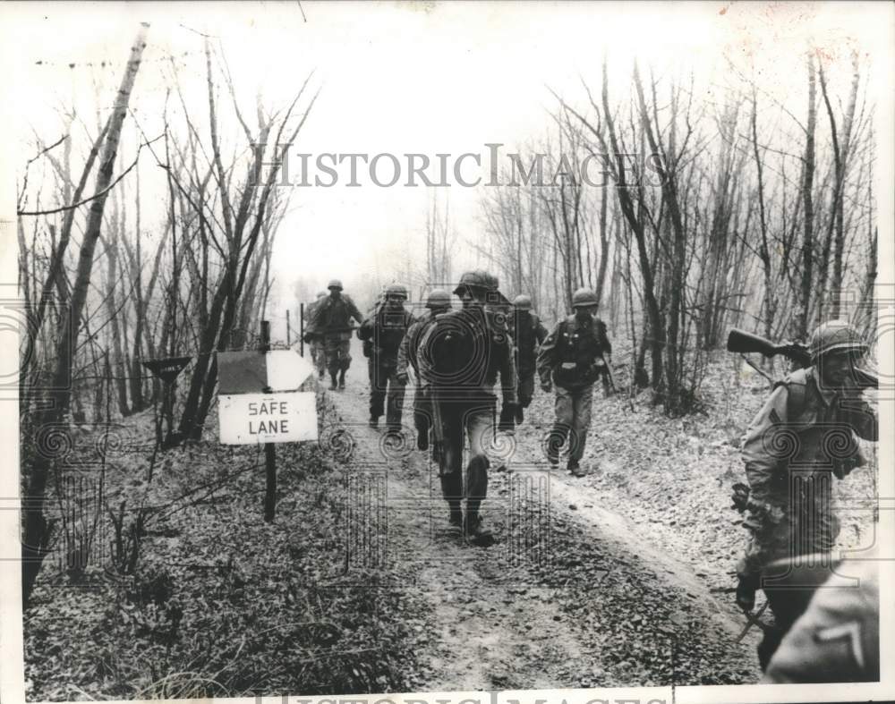 1964 Press Photo Soldiers on Safe Lane in Korean Mine Field - nox39816