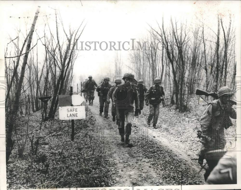 Load image into Gallery viewer, 1964 Press Photo Soldiers on Safe Lane in Korean Mine Field - nox39816
