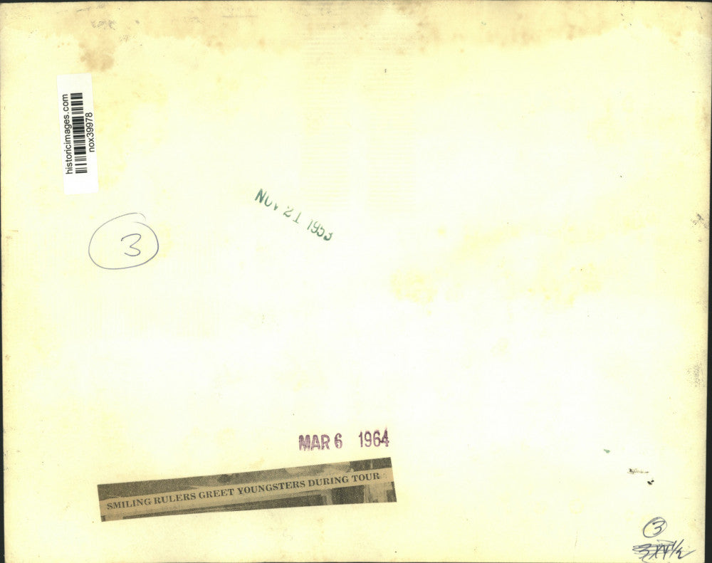 1964 Press Photo Greece's King Paul, Queen Frederika Greet Youngsters on Tour