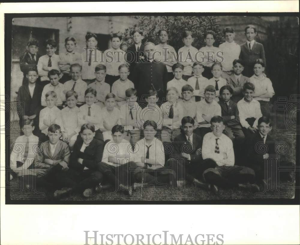 1925 Press Photo Reverend John L. O&#39;Regan surrounded by students.- Historic Images