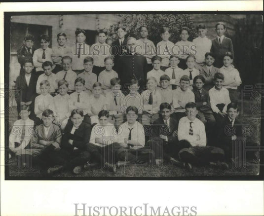 1925 Press Photo Reverend John L. O'Regan surrounded by students.- Historic Images