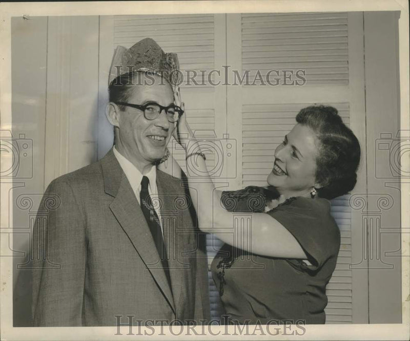 Load image into Gallery viewer, 1954 Press Photo Robert L. Nall was honored as "King Boss" at a dinner meeting.

