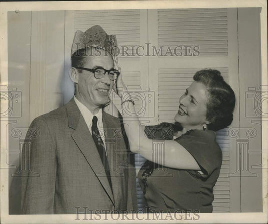 1954 Press Photo Robert L. Nall was honored as "King Boss" at a dinner meeting.