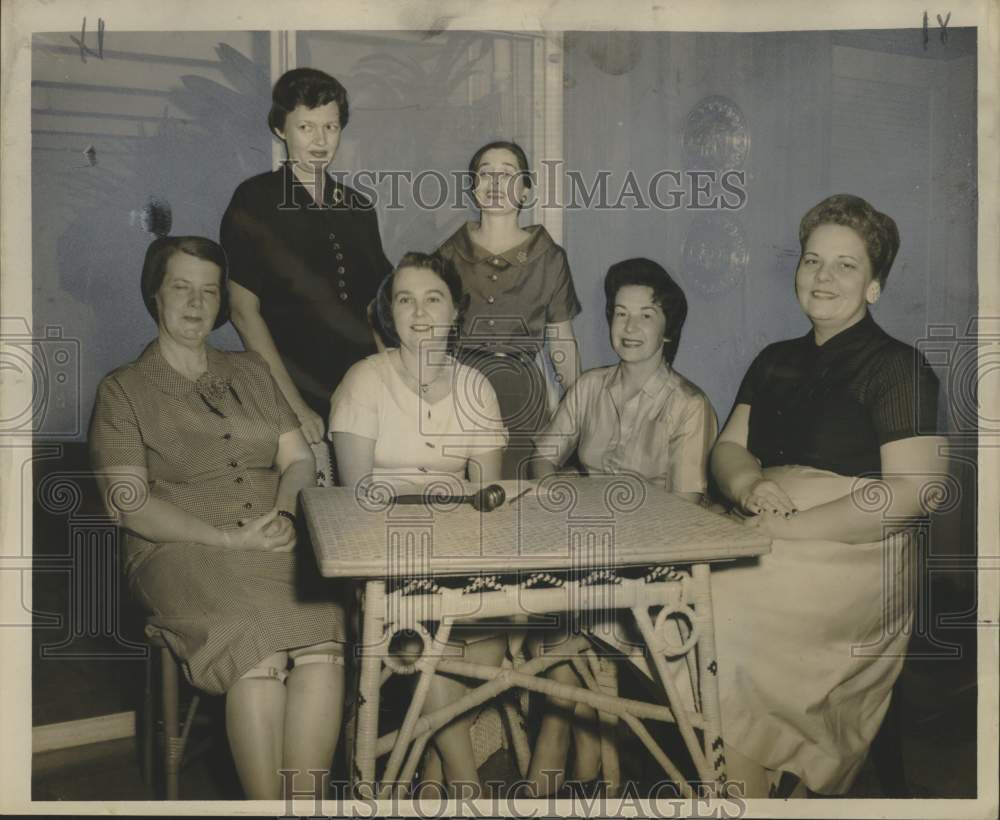 1959 Press Photo Aurora Plantation Gardners Officers, New Orleans - nox40079