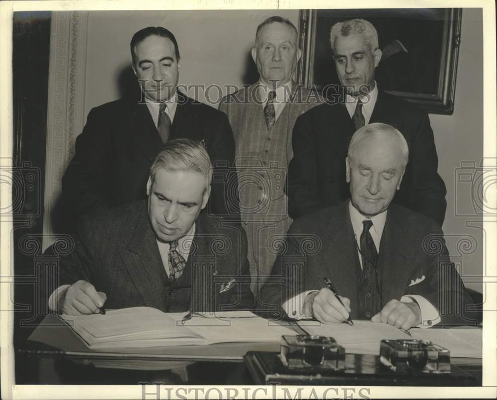 1942 Press Photo Mexico and United States sign trade treaty in Washington D.C.