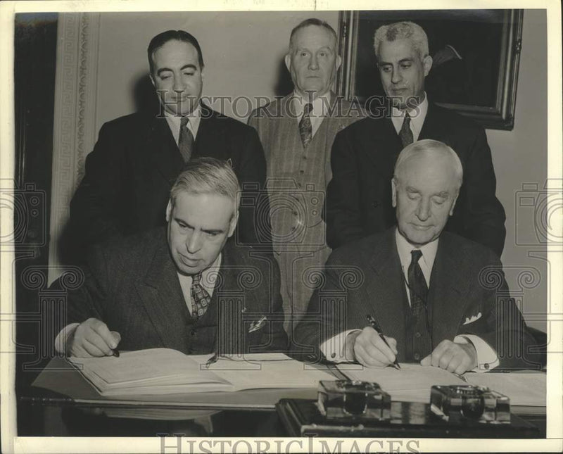 Load image into Gallery viewer, 1942 Press Photo Mexico and United States sign trade treaty in Washington D.C.
