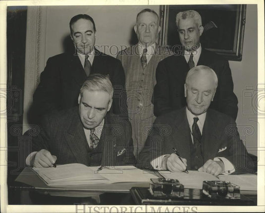 1942 Press Photo Mexico and United States sign trade treaty in Washington D.C.