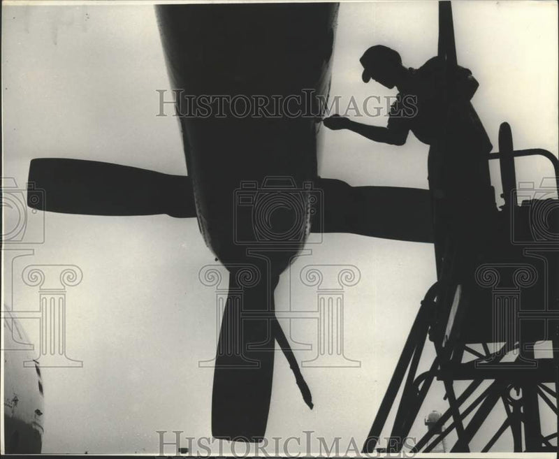 Load image into Gallery viewer, 1974 Press Photo Maintenance buttons up engine cowling after minor adjustments.
