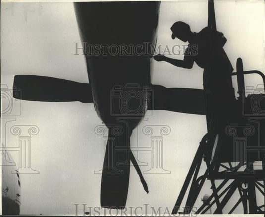 1974 Press Photo Maintenance buttons up engine cowling after minor adjustments.