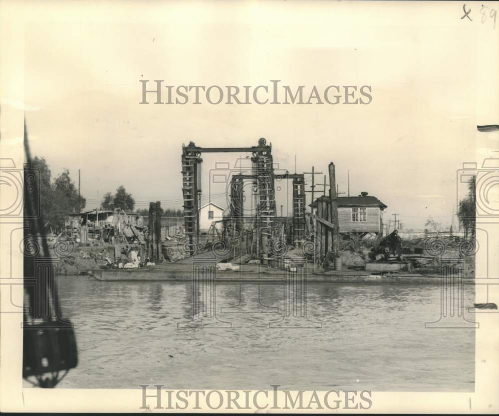 1948 Press Photo Rusty steel &amp; rotted timber ferry ramps at Napoleon Avenue