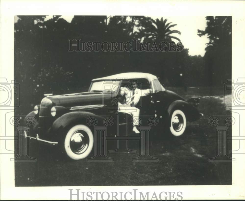 Press Photo Orleanian Philip La Valle with 1935 Oldsmobile - nox40202
