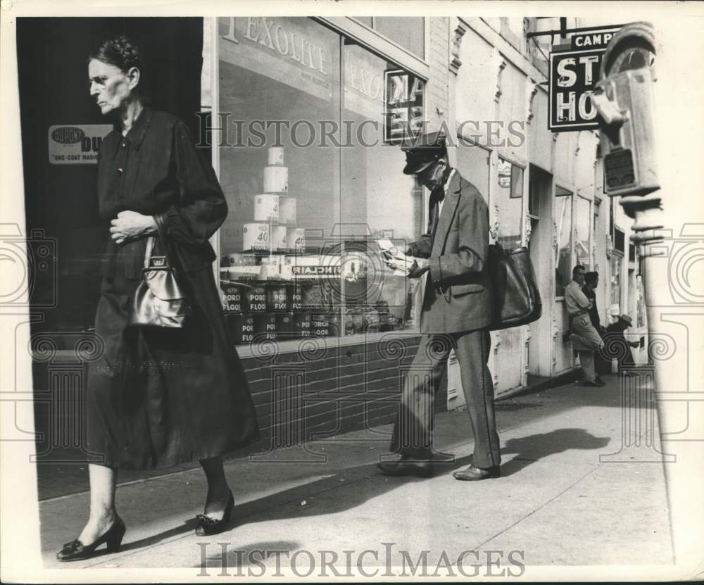 1951 Press Photo Still making his rounds is mailman Fred Gilbert. - nox40256