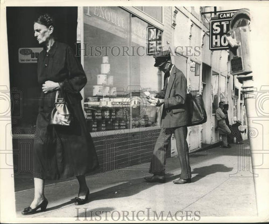 1951 Press Photo Still making his rounds is mailman Fred Gilbert. - nox40256