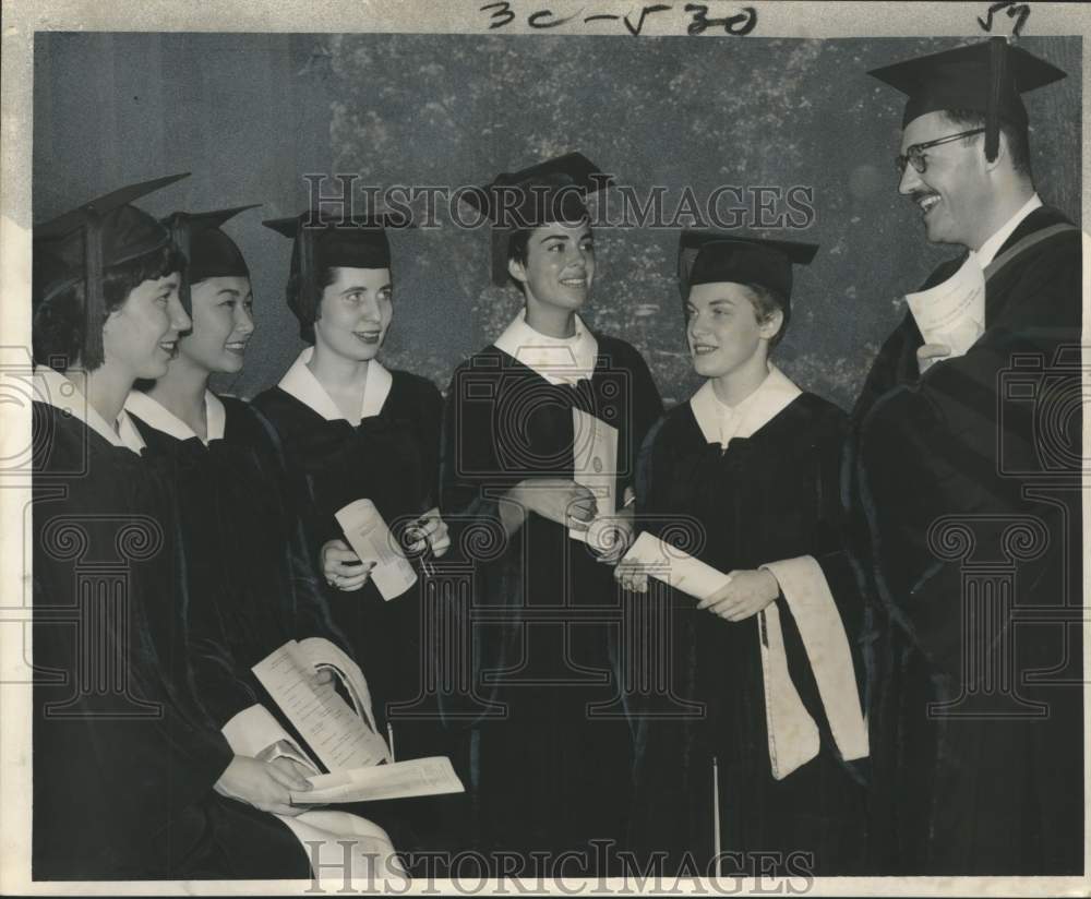 1958 Press Photo Newcomb Art School Professor with Graduates, New Orleans- Historic Images