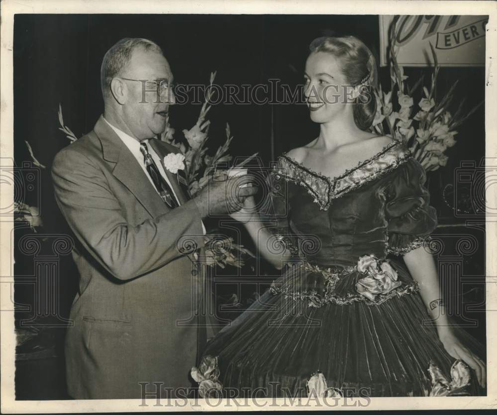 1949 Press Photo Expo Attendee Dan A. Newsham at Florist Booth, New Orleans- Historic Images