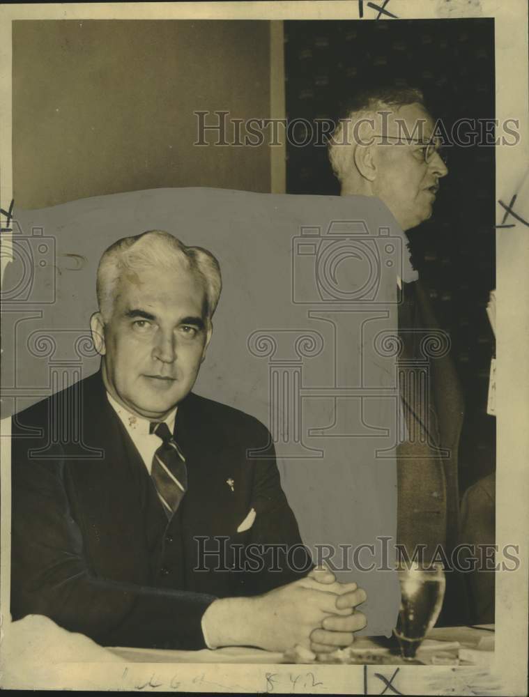 1940 Press Photo Federal Security Administrator Paul McNutt sits at his desk