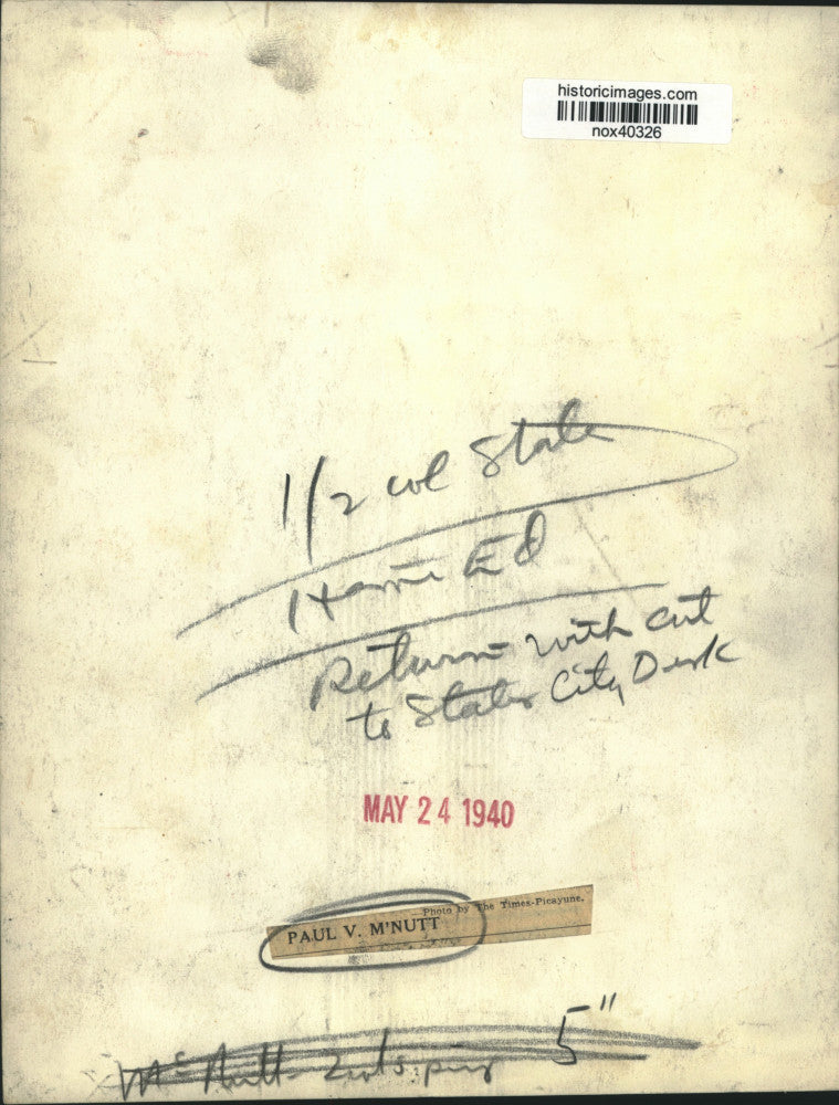 1940 Press Photo Federal Security Administrator Paul McNutt sits at his desk