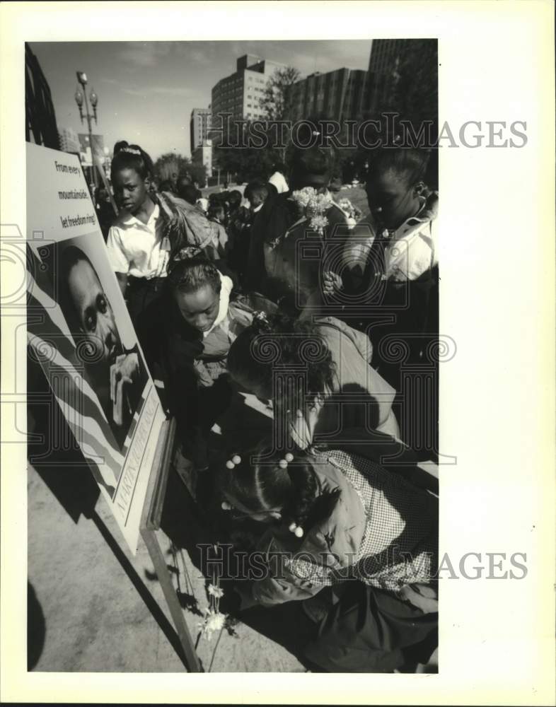 1993 Press Photo School kids honoring the late Martin Luther King, Duncan Plaza.- Historic Images