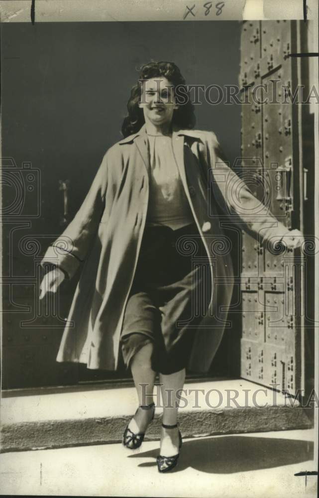 Load image into Gallery viewer, 1948 Press Photo Wanda O'Brien Leaves Cook County Jail, Rushes to Kids, Chicago
