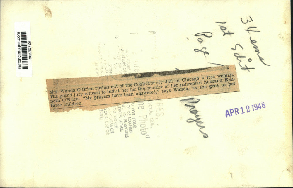 1948 Press Photo Wanda O'Brien Leaves Cook County Jail, Rushes to Kids, Chicago