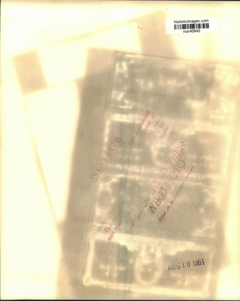 Load image into Gallery viewer, 1961 Press Photo New currency issued by Prime Minister Fidel Castro's government
