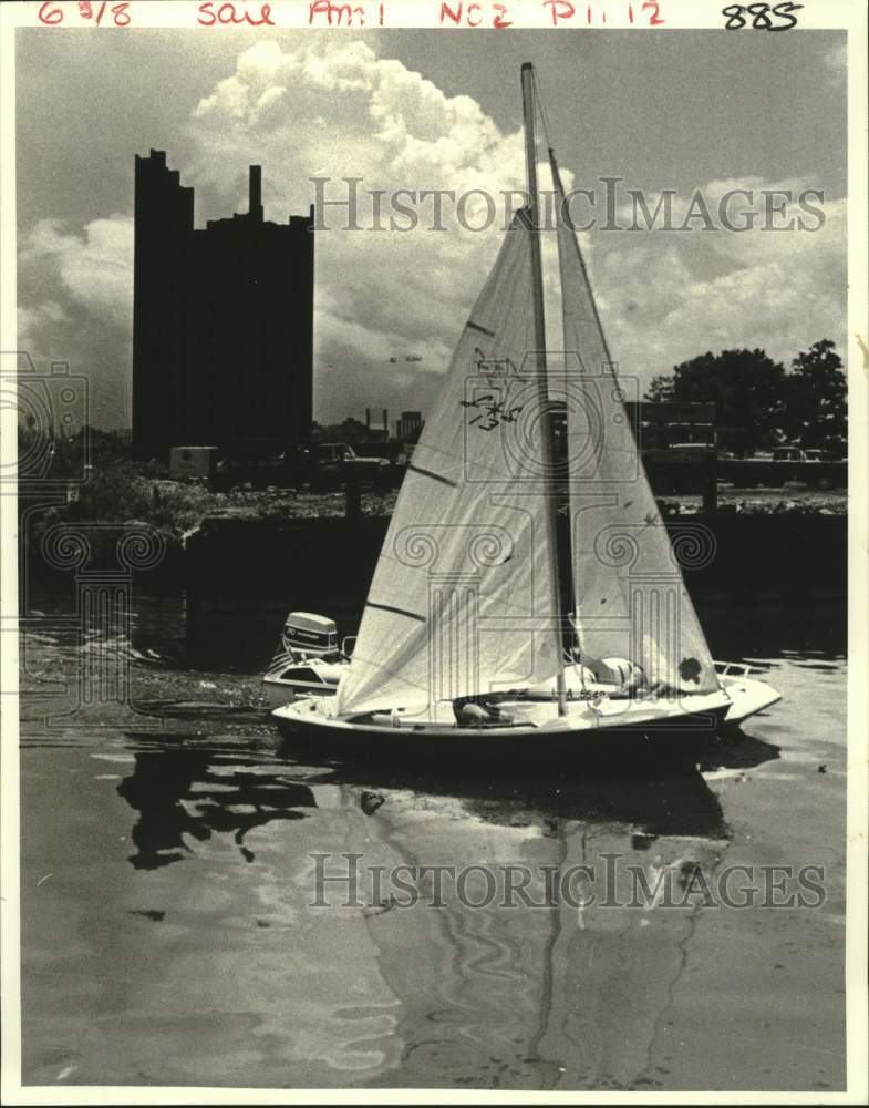 1981 Press Photo Boaters in a small canal near Lake Pontchartrain leave the dock