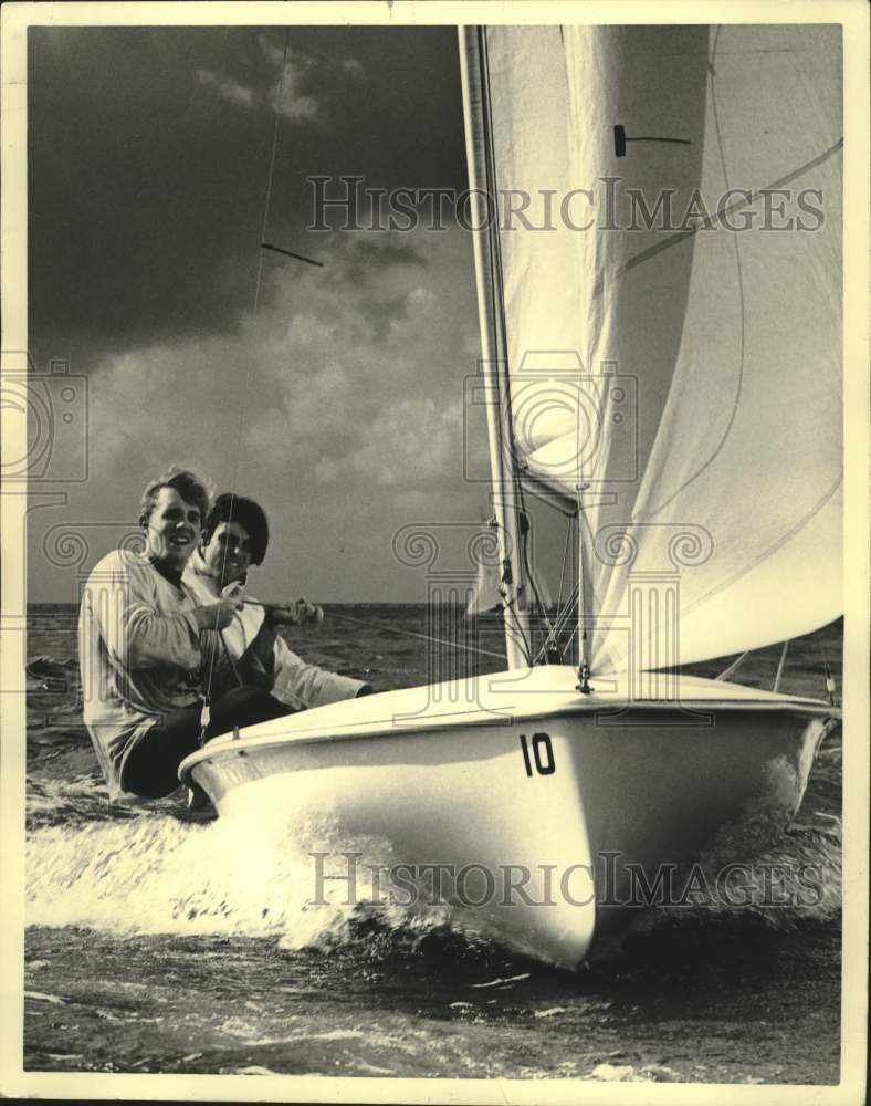 Load image into Gallery viewer, 1980 Press Photo Gary Jobson &amp; Mark Powell in Sailing Championships, Tulane won.

