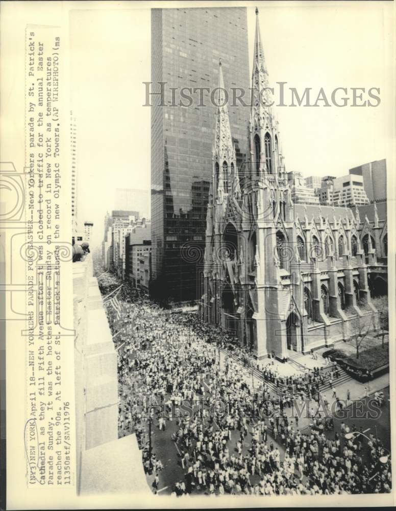 1976 Press Photo Crowds fill Fifth Avenue for the Easter Parade Sunday.- Historic Images