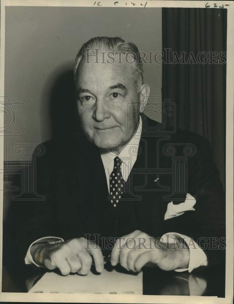 1943 Press Photo U.S. Naval Captain Edward Macauley at his desk - nox41020