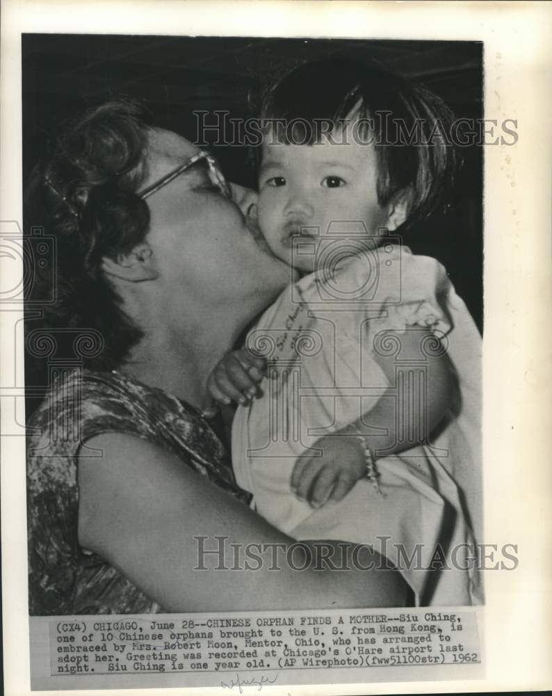 1962 Press Photo Mrs. Robert Moon greets her new daughter at O&#39;Hare airport.