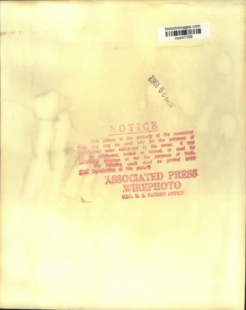 1962 Press Photo Mrs. Robert Moon greets her new daughter at O'Hare airport.