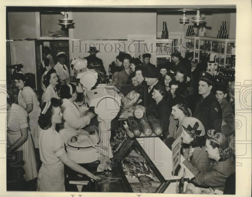 1945 Press Photo Americans in Windsor, Canada to buy meat scarce in the U.S.