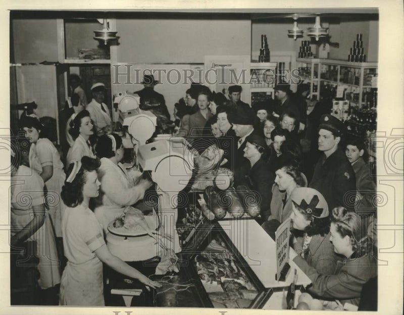 Load image into Gallery viewer, 1945 Press Photo Americans in Windsor, Canada to buy meat scarce in the U.S.
