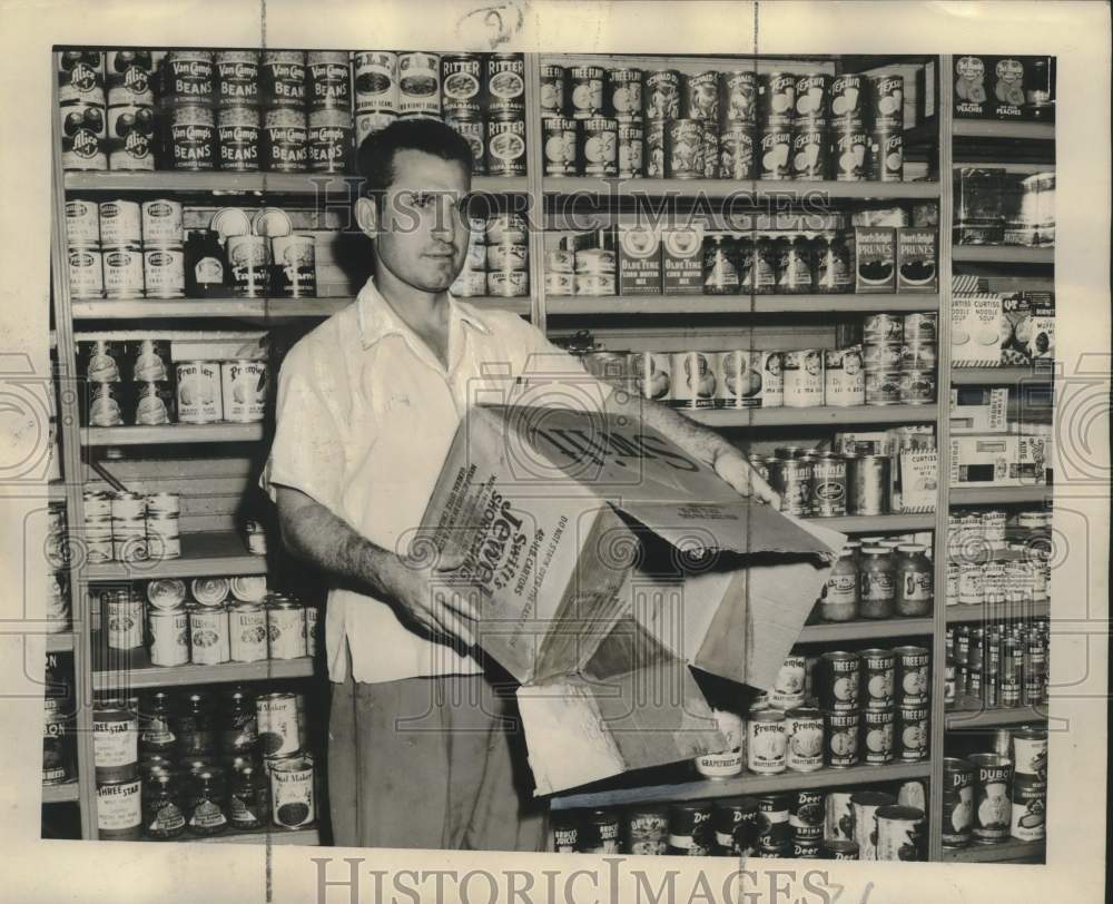 1946 Press Photo Grocer Dominick Gullotta &quot;No shortening this week.&quot;