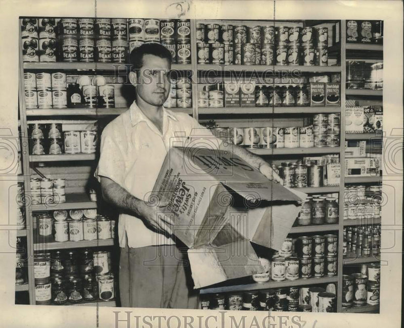 Load image into Gallery viewer, 1946 Press Photo Grocer Dominick Gullotta "No shortening this week."
