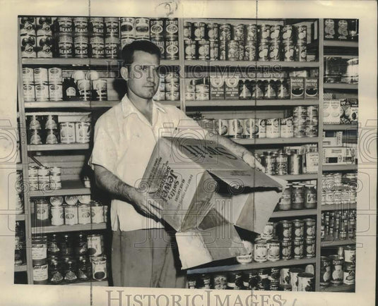 1946 Press Photo Grocer Dominick Gullotta "No shortening this week."