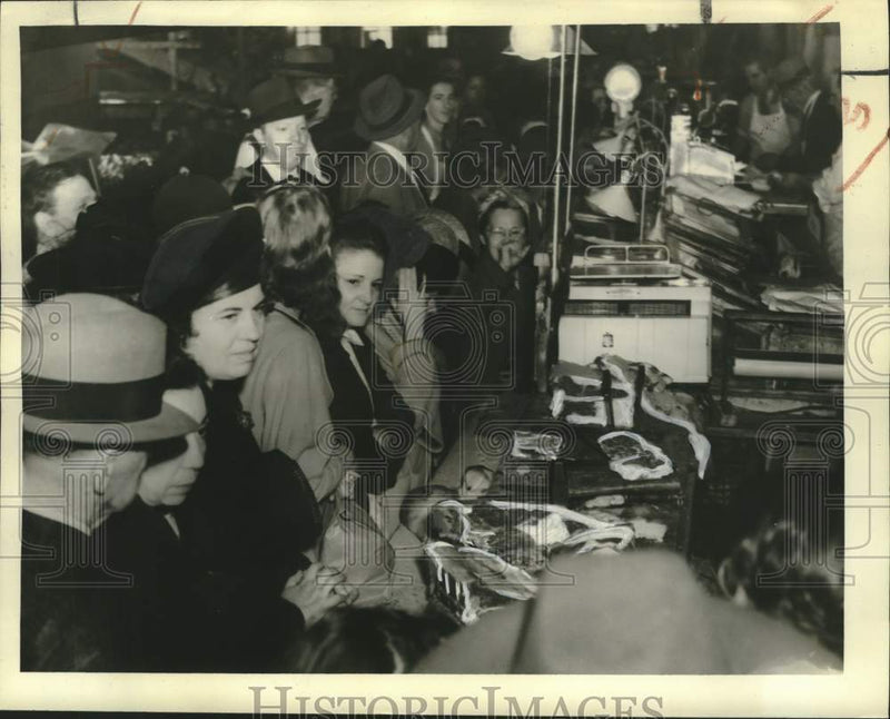 Load image into Gallery viewer, 1943 Press Photo Orleanians jammed meat markets as rationing starts Monday.
