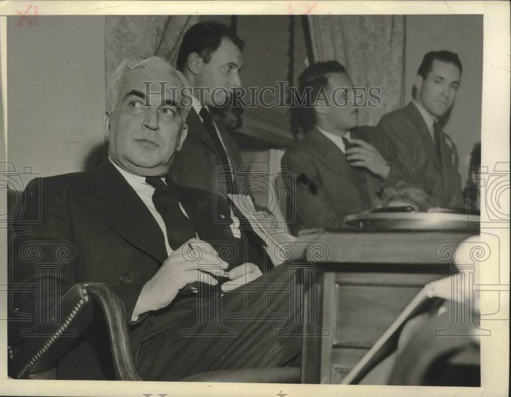 1942 Press Photo Paul McNutt at a press conference talking about manpower needs.