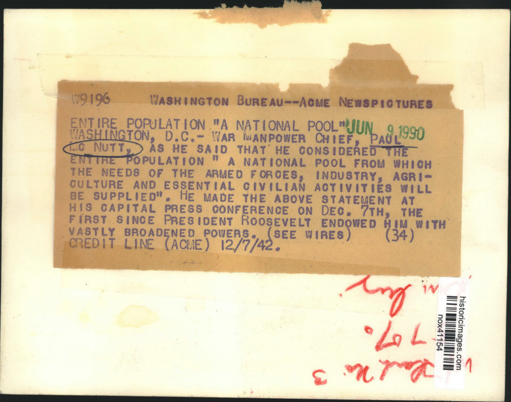 1942 Press Photo Paul McNutt at a press conference talking about manpower needs.